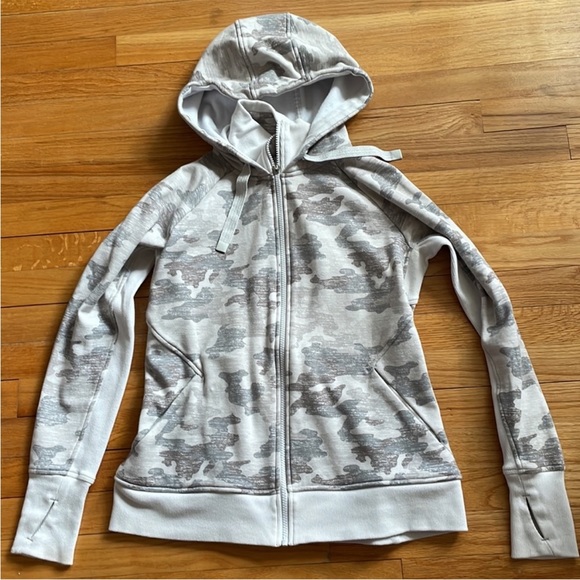 NWOT Athleta Triumph Printed Hoodie Grey Camo XS - Picture 4 of 9